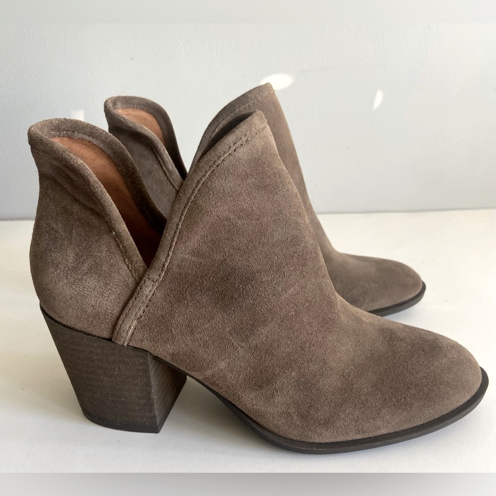 LUCKY BRAND Beetrix Heeled Ankle Bootie in Carafe Oiled Suede V-Notch